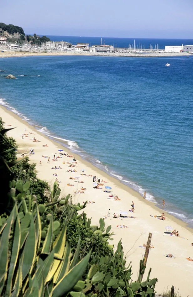 Superjacht Pacific aan de kust van Arenys de Mar