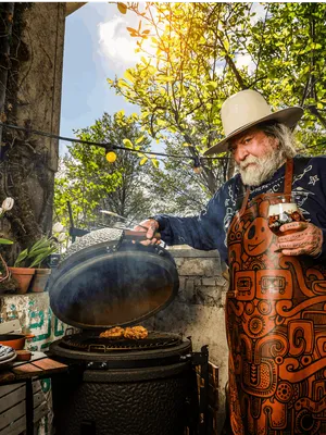 Henk Schiffmacher barbecuet tegenwoordig in zijn zelf ontworpen schort: 'Waar vuur is, is smaak'