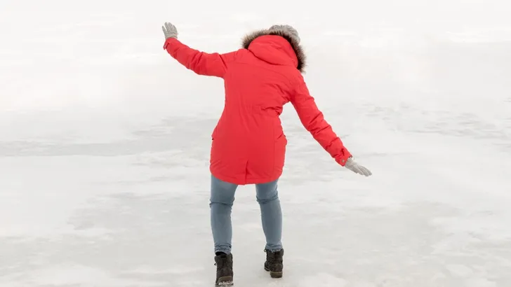 vrouw glad ijs winter