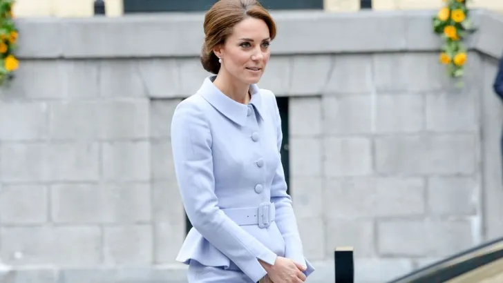 Aha: daarom draagt hertogin Kate altijd een clutch bij zich