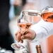 rosé inschenken man wit overhemd