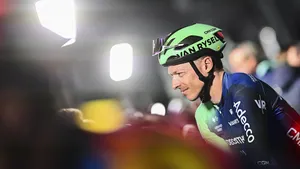 Oliver Naesen wist tijdens Omloop Het Nieuwsblad al snel dat het raak zou zijn voor Mathieu van der Poel. Wat daar aan voorafging? Een grapje van Van der Poel.