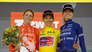 niewiadoma en vollering op het podium van de tour de france femmes