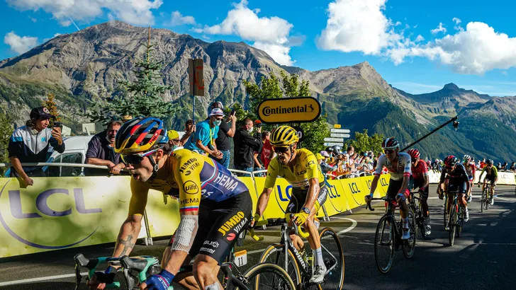 Primoz Roglic op weg naar de zege op Orcières-Merlette in de Tour van 2020