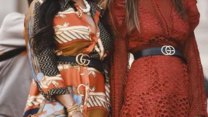 Streetstyle-foto van twee vrouwen in een blousejurk en zomerjurk.