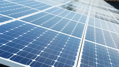 Geen ruimte voor zonneparken? Zwitserland bouwt ze op een slimme, onverwachte locatie