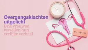Klokje en stethoscoop op roze achtergrond
