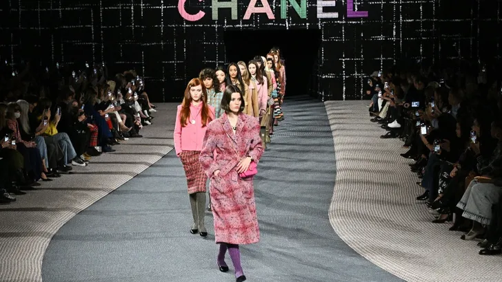 Het is allemaal héél tweed-tastic bij Chanel