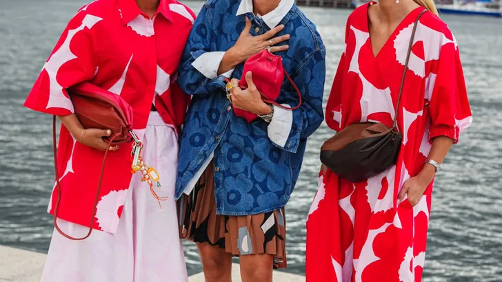 Drie meiden in vrolijke, kleurrijke outfits voor de lente.