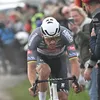 🎥 Superslomo van bidongooier: kun jij zien wie de bidon naar Mathieu van der Poel gooit in Parijs-Roubaix? | Wieler Revue