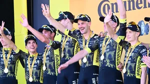 Team Visma | Lease a Bike sloeg de eerste slag in de ploegentijdrit. De Nederlandse ploeg won overtuigend. Kopman Jonas Vingegaard was in orde, maar ook diens helpers waren op de afspraak.