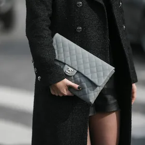 Iedereen wil de 'Aura Nails' van Dua Lipa. Het goede nieuws? Je hoeft er geen fortuin voor uit te geven.