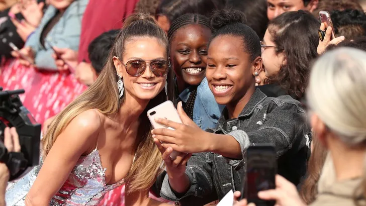 Vrouw gaat met meer dan 500 celebrities op de foto en dit is hoe
