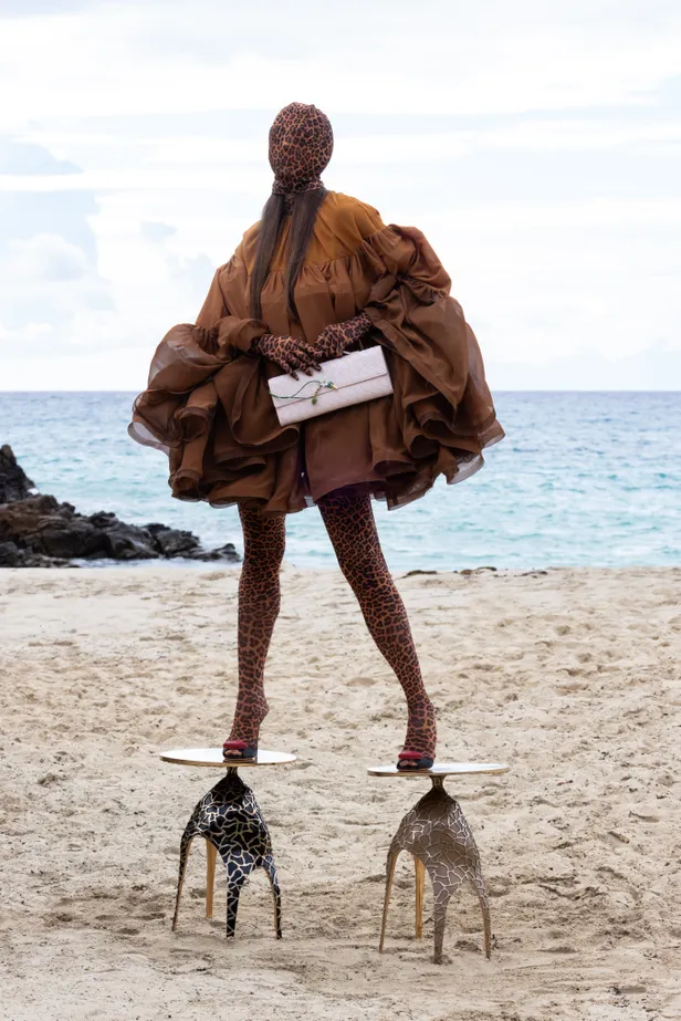 Cape: Juozas Couture Paris | Jumpsuit en head bag: Honey Birdette | Schoenen: Giambattista Valli | Tas: Bottega Veneta via Carla Saint-Barth | Tafeltjes: Seraphyn Design
