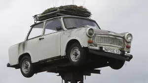 Waarom een Trabant op een tien meter hoge paal al ruim twintig jaar het beroemdste ooievaarsnest van Duitsland is