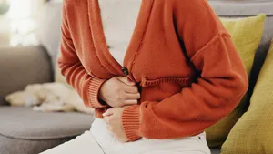 Vrouw handen op buik bij darmen