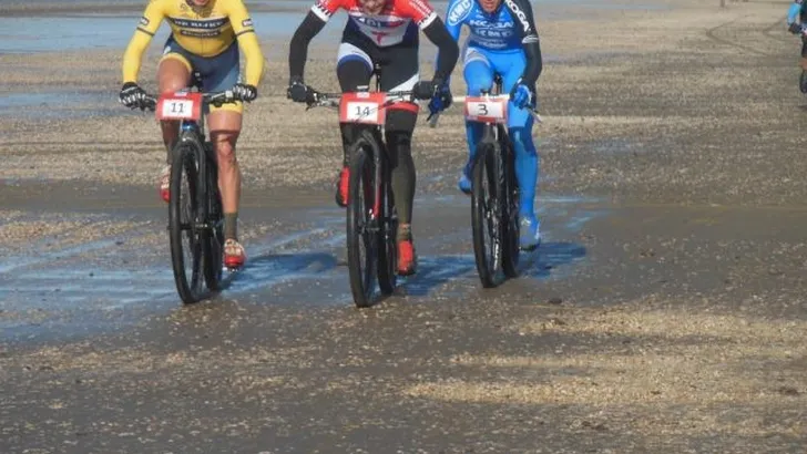 Vreugdenhil klopt Van Zandbeek in strandrace