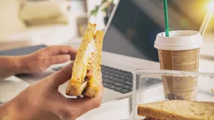 Zo gezond is het om achter je bureau te lunchen