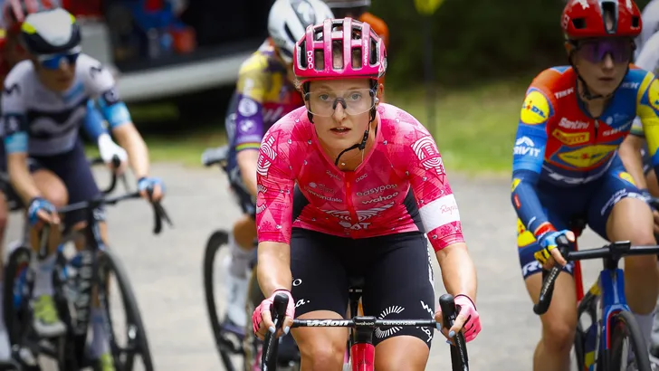 Bretonse Cédrine Kerbaol rijdt thuisetappe in Tour Femmes en houdt om bijzondere reden van de koers: 'Voelt net als de Hunger Games'