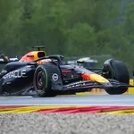 De Red Bull Racing-auto van Max Verstappen en Sergio Perez