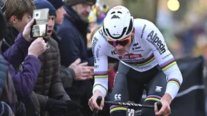 Mathieu van der Poel werd het vuur aan de schenen gelegd door Thibau Nys, maar won toch