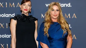 Estelle Hanneman en Brigitte Schepers van The Real Housewives van het Zuiden bij de première van Máxima seizoen 2