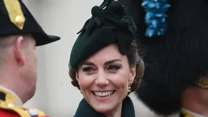 Prinses Kate met een hoofdaccessoire op haar hoofd tijdens bezoek.