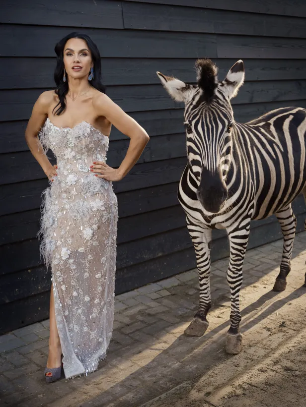 Foto van Petrouschka Damen van The Real Housewives van het Zuiden met haar zebra voor Beau Monde #5 2026.