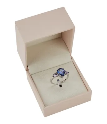 De blauwe stenen geven deze ring een zachte schittering. Een klein sieraad dat meteen opvalt voor maar €12,99.