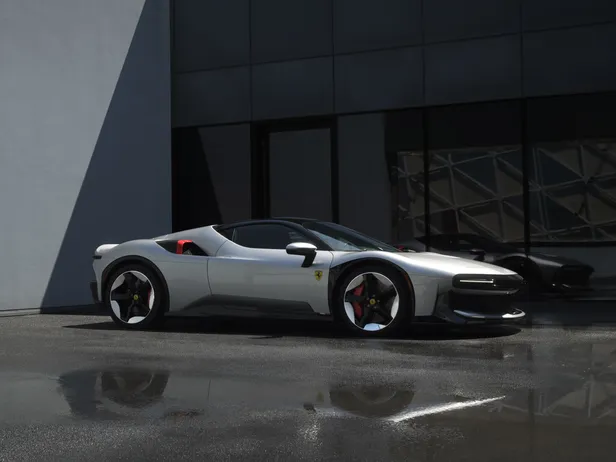 Zijaanzicht van de zilveren Ferrari CZ26 met zwarte cockpit en rode accenten.