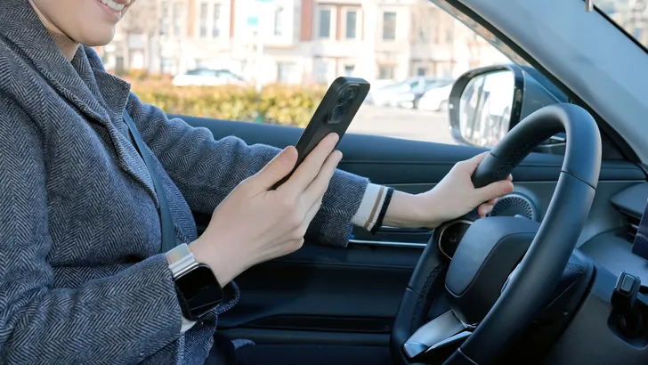 Grootschalige smartphone-controles op komst: buurland pakt afleiding achter het stuur keihard aan
