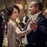 DOWNTON ABBEY (2019) - ELIZABETH MCGOVERN  - HUGH BONNEVILLE.