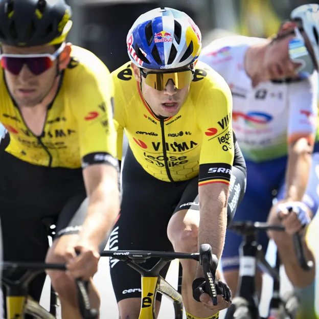 wout van aert en tiesj benoot samen op de fiets