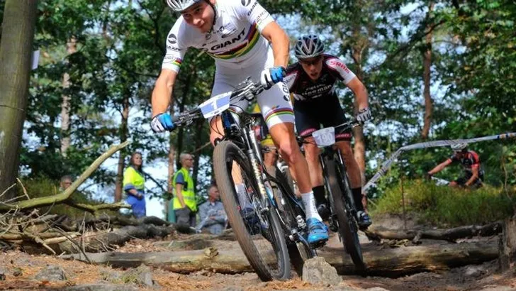 Topcompetitie: Van der Heijden tweede in regenboogtrui