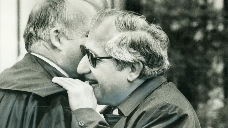 Johnny ‘Pops’ Papalia omhelst zijn advocaat in 1976.