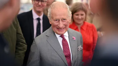 King Charles tijdens bezoek aan Blundell Park in Grimsbey