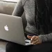 Vrouw met laptop op schoot - refurbished apparatuur