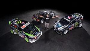 Ken Block doet drie Fordjes van de hand