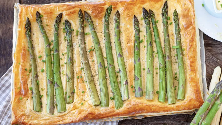 Plaattaart met groene asperges