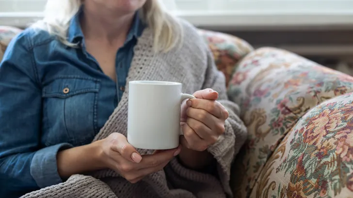 Altijd last van koude handen? Zeg maar dag tegen die ijsklontjes! Ontdek 5 simpele en verrassende tips om je handen voorgoed warm te houden deze winter.