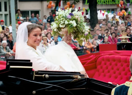 Prinses Marilène zwaait naar de menigte in Apeldoorn.