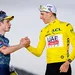 vingegaard geeft pogacar handdruk op het podium van de tour de france