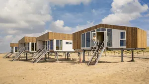 Vakantiehuisjes op het strand bij vakantiepark Landal Zeezigt in Petten