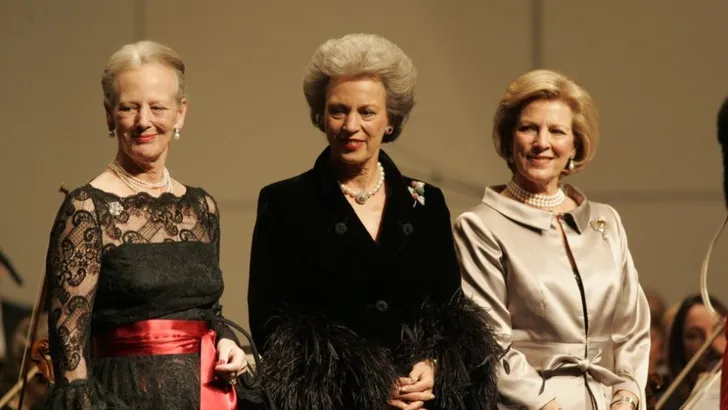 Royal zusjes kuieren door tuin, worden high van lelies 