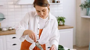 Vrouw is een gezonde maaltijd aan het koken