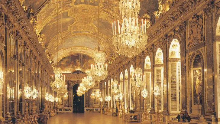 Hall of Mirrors, Palace of Versailles (UNESCO World Heritage List, 1979). 