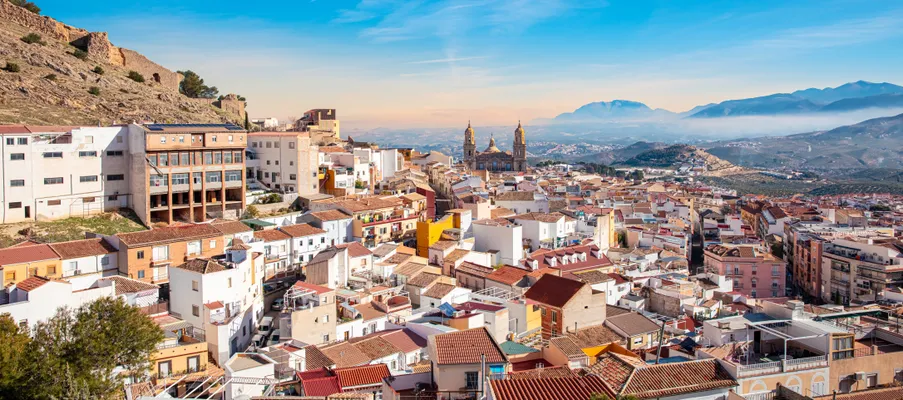 Olijfbomen tot de horizon, een kathedraal die je stil krijgt en nul toeristen om je heen.