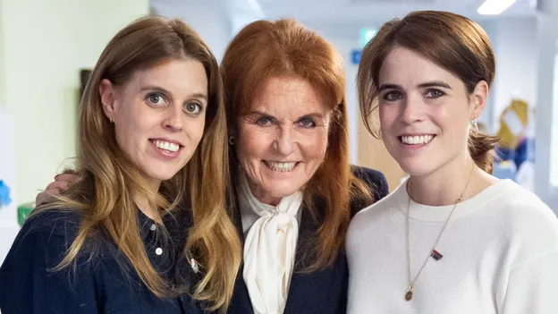 Foto van prinses Beatrice, hertogin Sarah en prinses Eugenie, april 2025.
