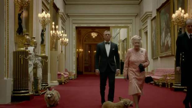 Bij de opening van de Olympische Spelen van 2012 had Queen Elizabeth een centrale rol naast 007, dat ándere Britse icoon. (Beeld: NL Beeld)