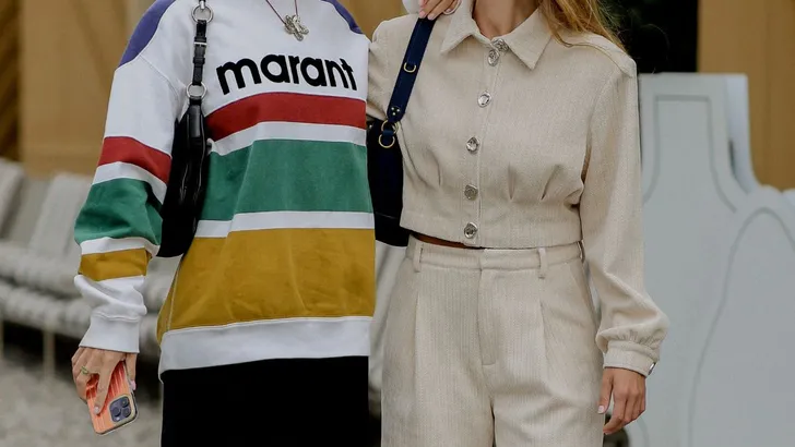 Vriendinnen met stijlvolle look.